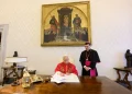 El Papa León XIV firmando su primera encíclica, 'Magnifica Humanitas'/AFP