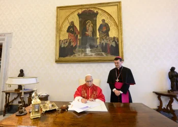 El Papa León XIV firmando su primera encíclica, 'Magnifica Humanitas'/AFP