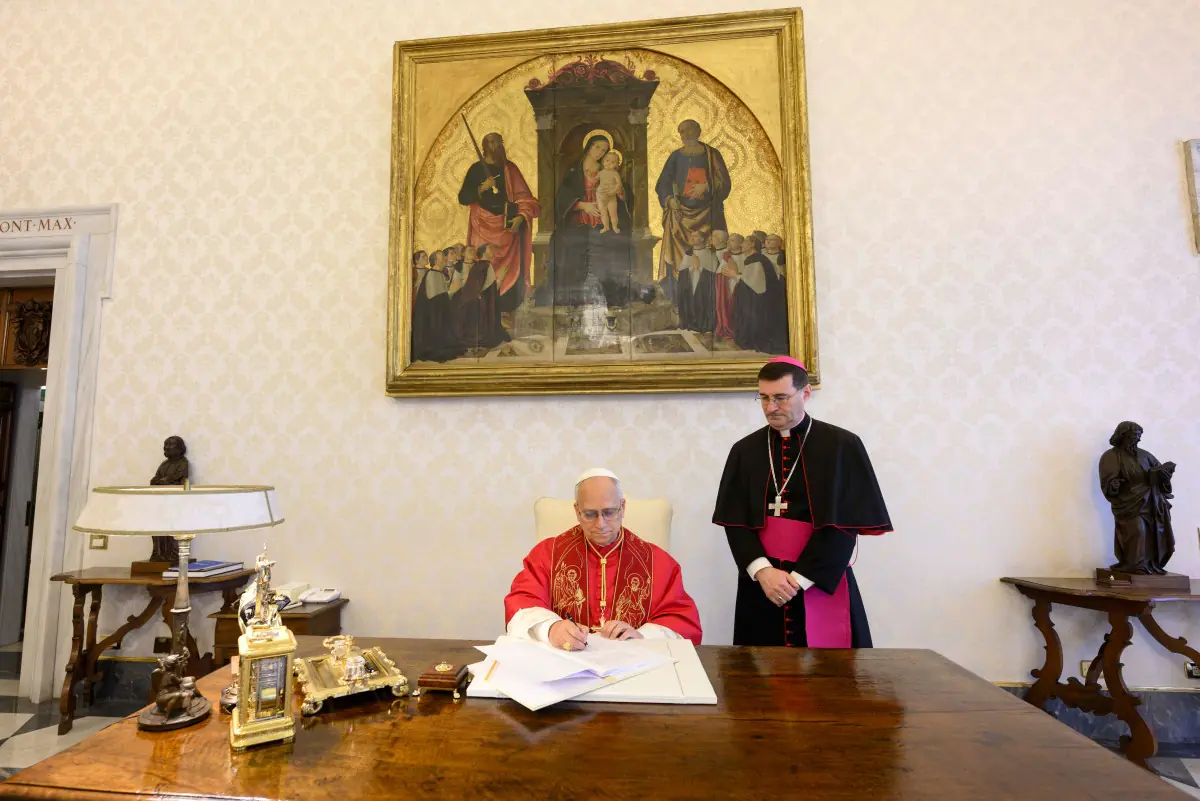 El Papa León XIV firmando su primera encíclica, 'Magnifica Humanitas'/AFP