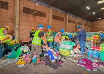 Aduana inutiliza ropa usada y mercadería perecedera en Santa Cruz