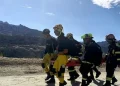 Los rescatistas llevan la camilla con la paciente/Voluntarios GEOS