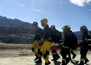 Los rescatistas llevan la camilla con la paciente/Voluntarios GEOS