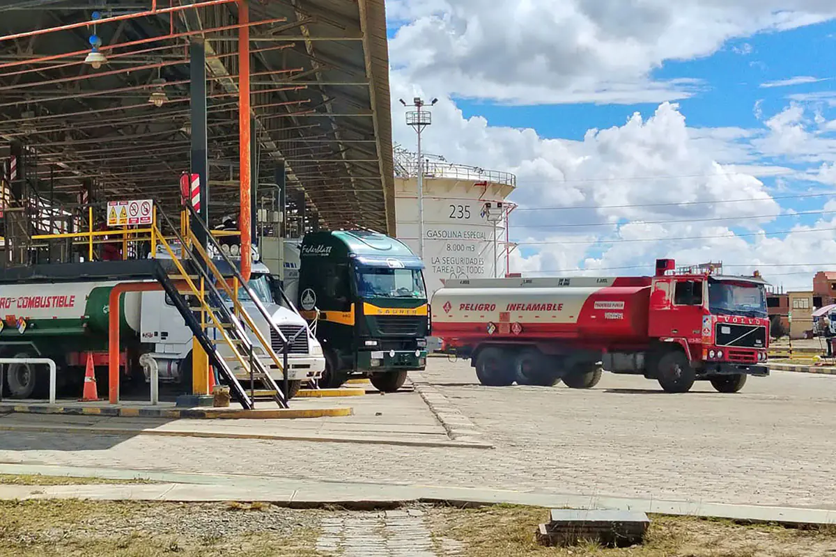 Despachan gasolina y garrafas para el abastecimiento en La Paz y El Alto