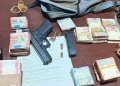 El dinero y el arma hallada/E.J.