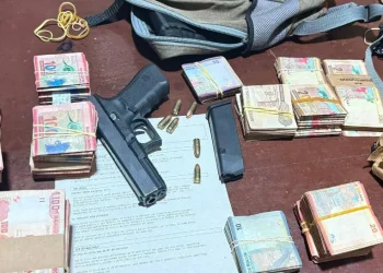El dinero y el arma hallada/E.J.