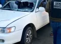 Los delincuentes lanzaron piedras al vehículo que ayudó a la víctima/Captura de pantalla