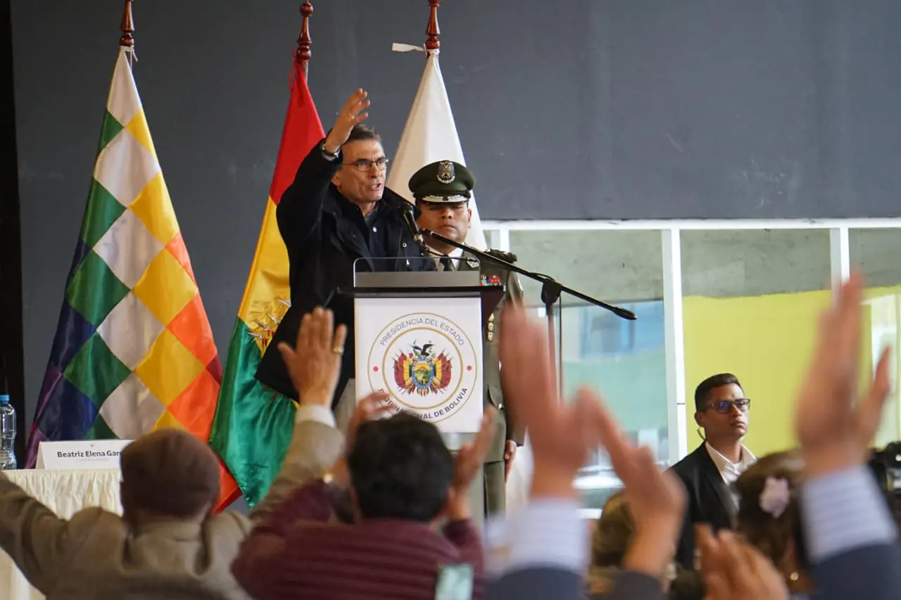 Paz responde a discursos de ‘machos y hembras’ y dice que la revolución se hace con diálogo