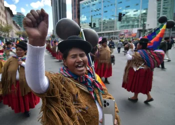 Organizaciones sociales protagonizaron una marcha de 'cacerolas vacías'. FOTO: APG