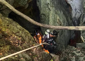 Los rescatistas ingresan a la cueva/AFP