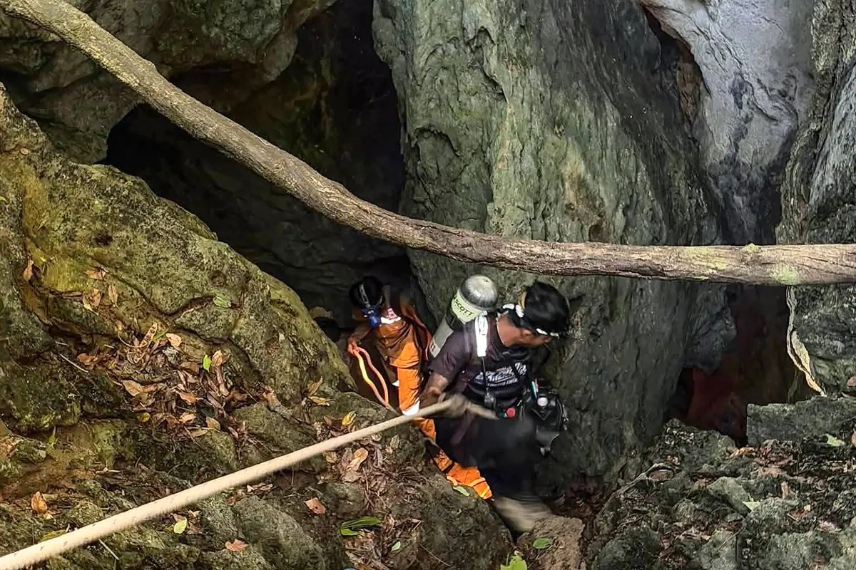 Los rescatistas ingresan a la cueva/AFP