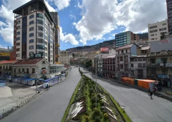 Transporte cumple con su segundo día de paro; La Paz y El Alto amanecen con calles vacías