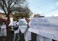 Marcha de 'mandiles blancos' recorren por el centro paceño. FOTO: APG