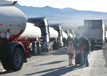 Cisternas con combustible varadas en bloqueos. FOTO: APG