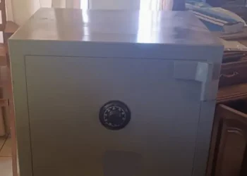 El dinero estaba en una caja fuerte/clave300