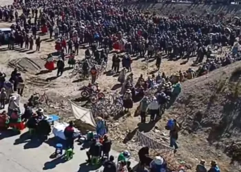 Cabildo en Patacamaya ratifica bloqueo indefinido y exige renuncia de Rodrigo Paz
