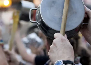 La pelea por el poder sobre la mesa vacía en los hogares
