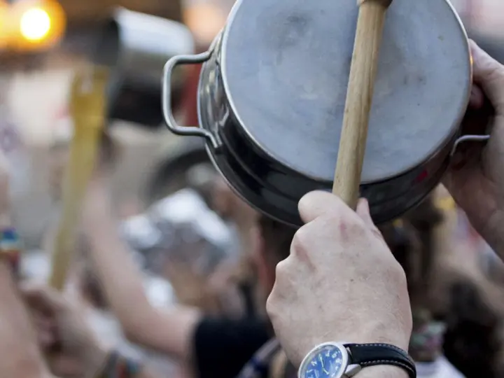 La pelea por el poder sobre la mesa vacía en los hogares