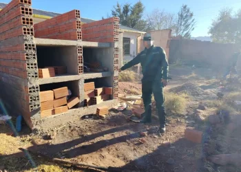 Luego de ser calcinados, los restos fueron depositados dentro de un nicho. FOTO: FGE