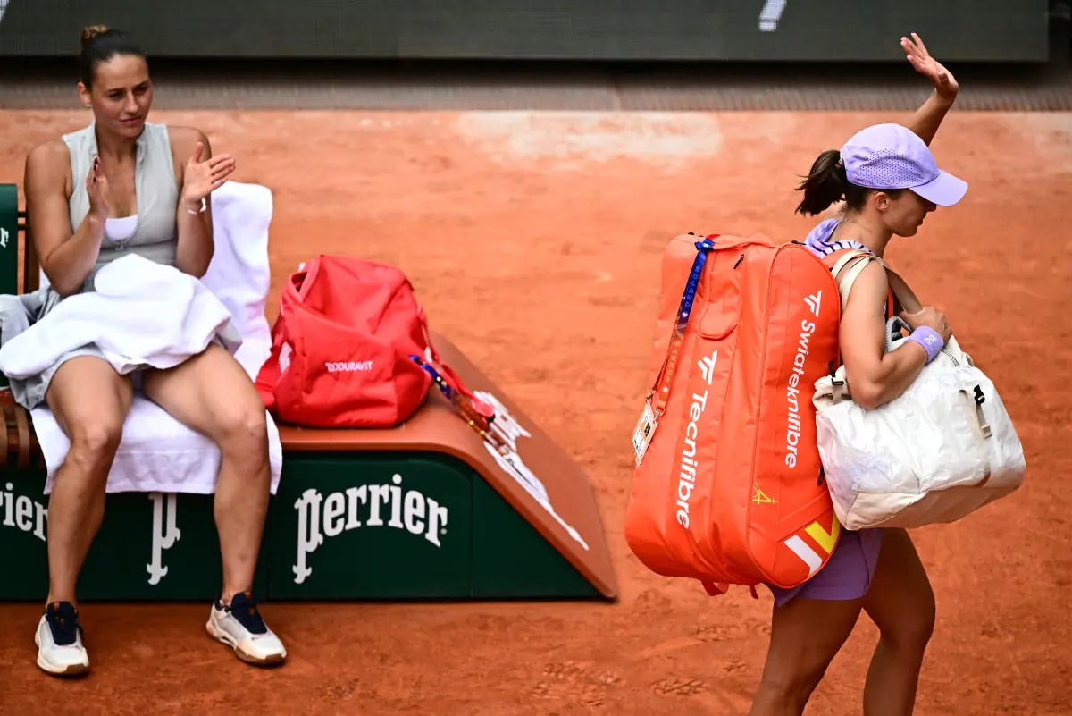 Swiatek, cuatro veces campeona en Roland Garros, eliminada por Kostyuk