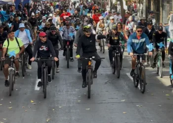 El alcalde de Cochabamba, Manfred Reyes Villa, encabezó una caravana ciclística. FOTO: GAMC