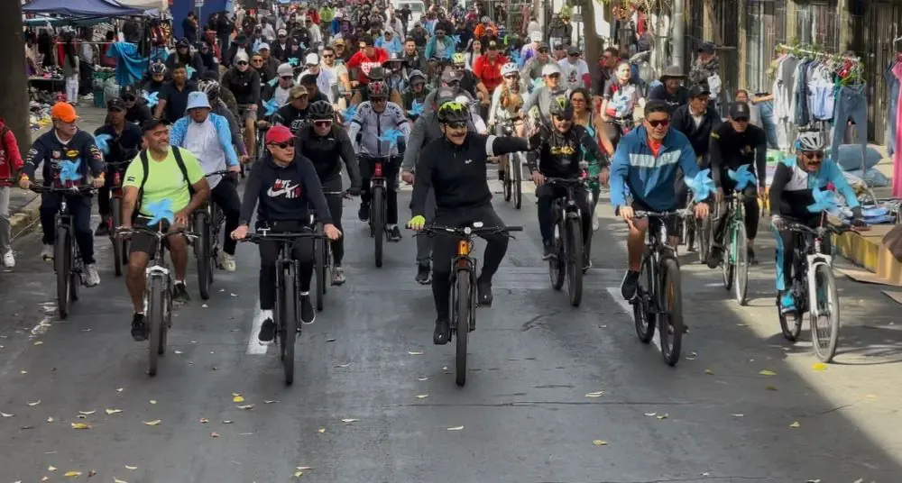 El alcalde de Cochabamba, Manfred Reyes Villa, encabezó una caravana ciclística. FOTO: GAMC