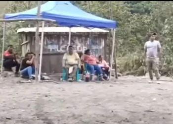 Mineros y pobladores instalan vigilia para frenar bloqueos en la ruta La Paz - Caranavi FOTO: Captura (Soag Alarcón)